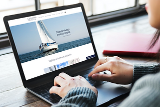 Strona internetowa Academii Nautica na laptopie. Współpraca z agencją marketingową Rek House