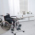Overbed hospital-style table with height adjustment – ideal for home care, patient recovery, or comp