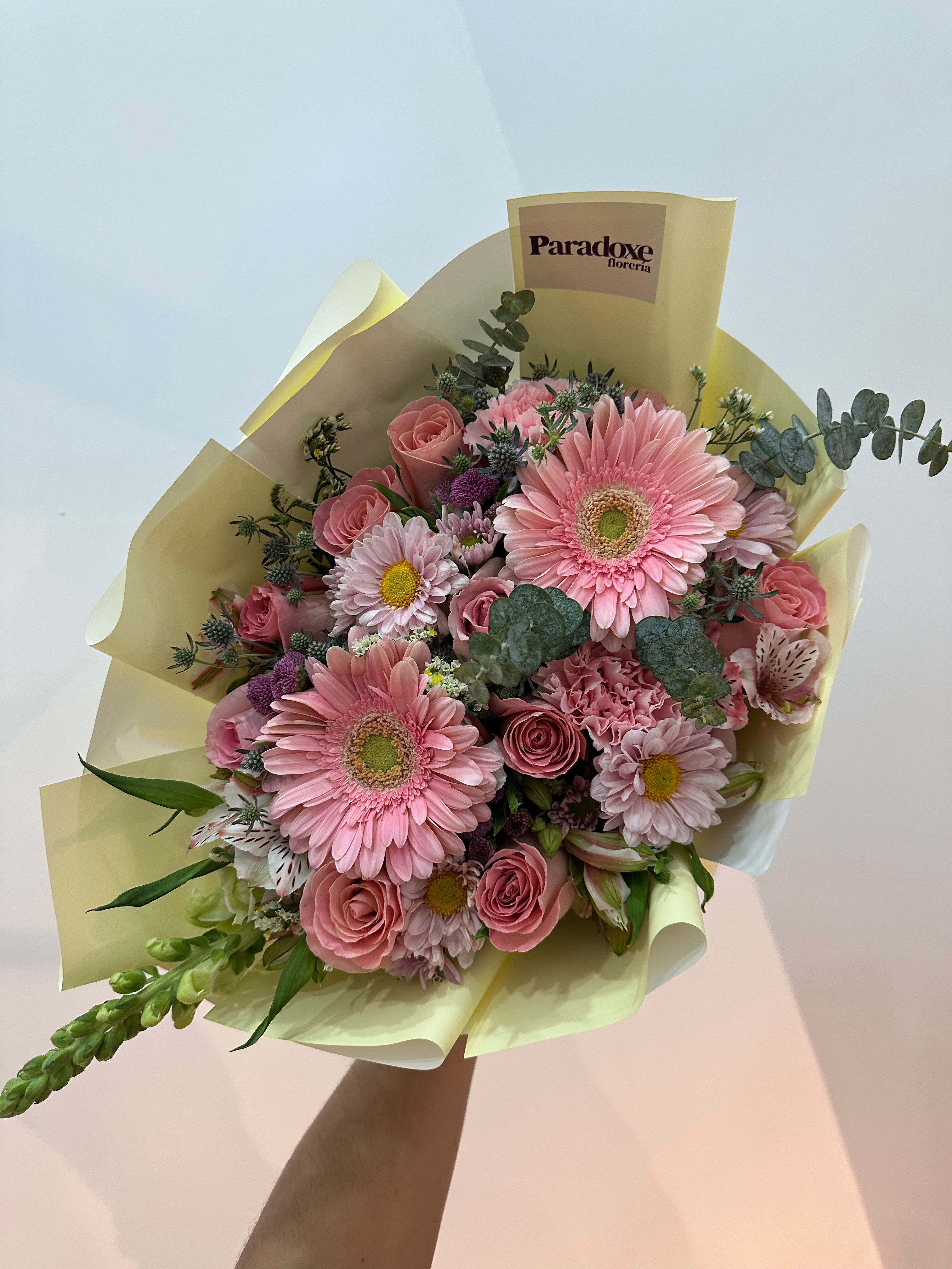 Ramo de rosas y gerberas en tonos rosa pastel