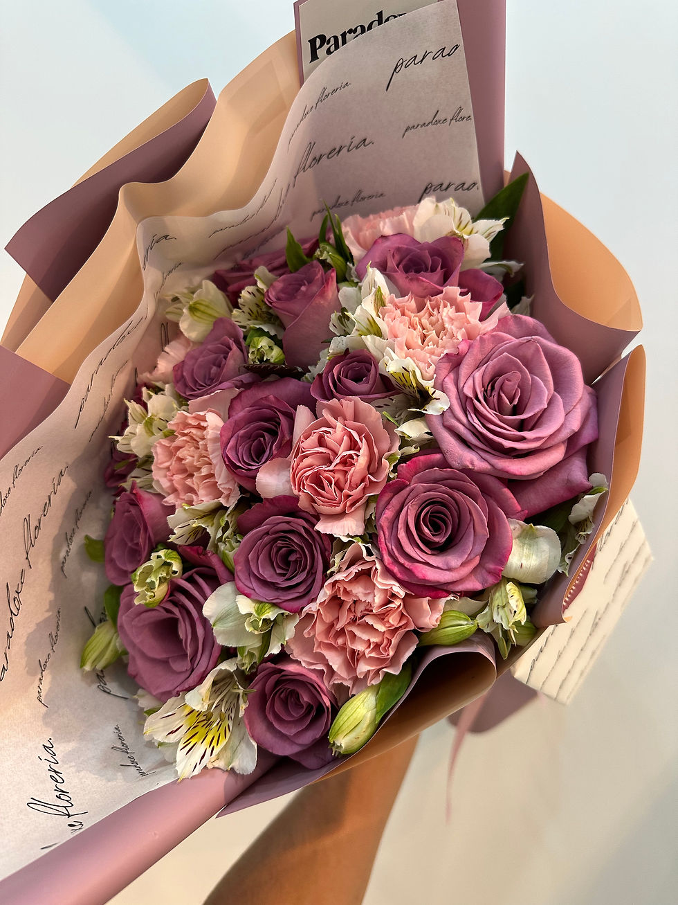 Miniatura: Ramo 12 rosas lila con claveles rosa pastel y astromelias 