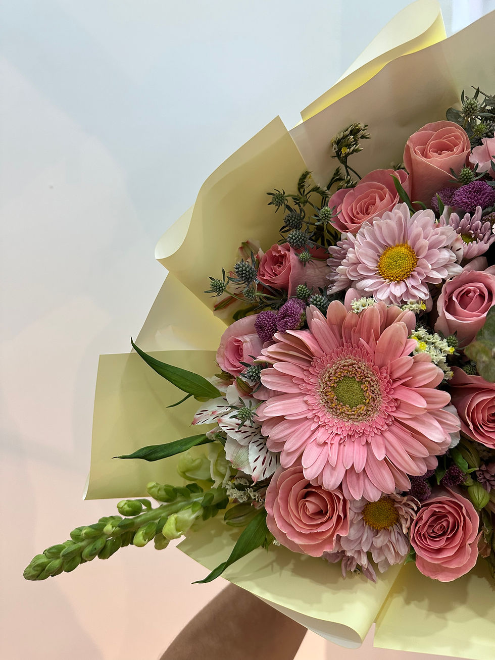 Miniatura: Ramo de rosas y gerberas en tonos rosa pastel 