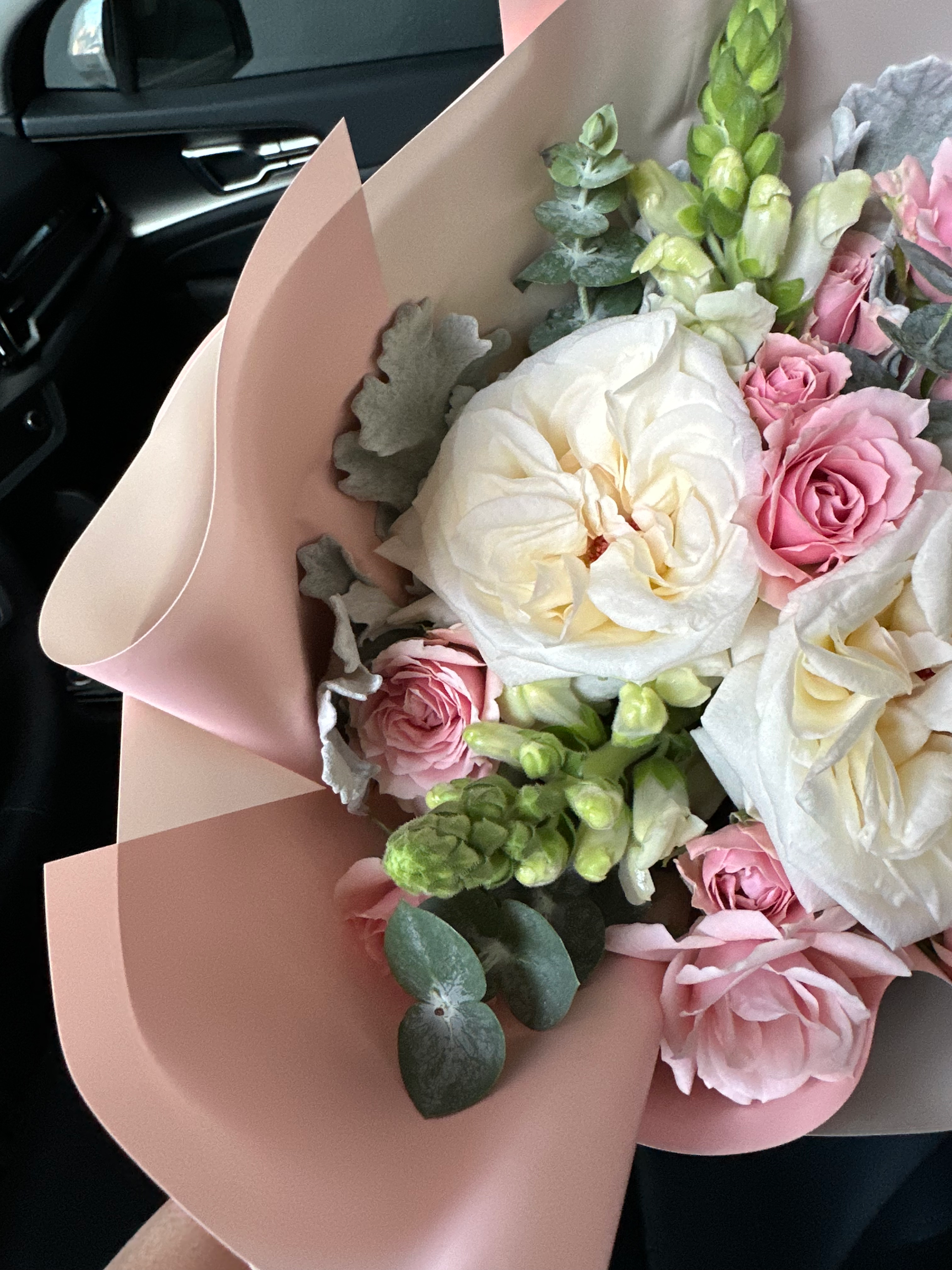 Ramo rosas inglesas con flores frescas en tonalidades rosa