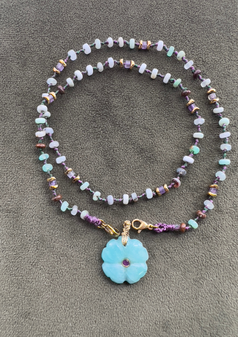 collier cordon en pierre naturelle, un noeud est réalisé entre chaque perles. collier personnalisable par deux attaches 