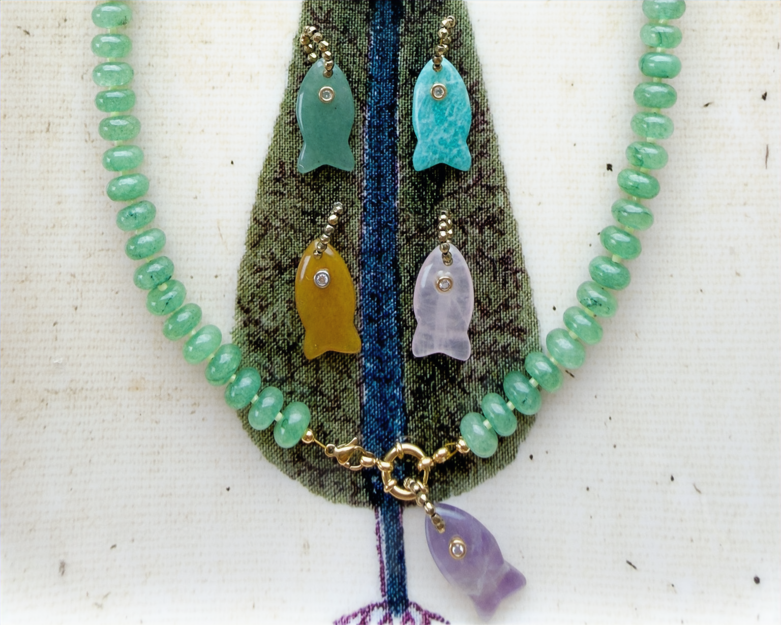 COLLIER TUTTI FRUTTI perles ovales pendentif poisson