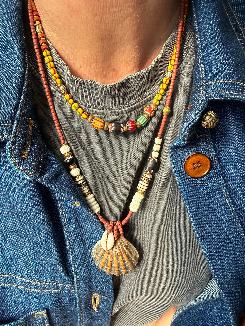 Miniature : Collier en perles heishi jaspe rouge avec perles Miyuki jaunes et chevrons colorés.