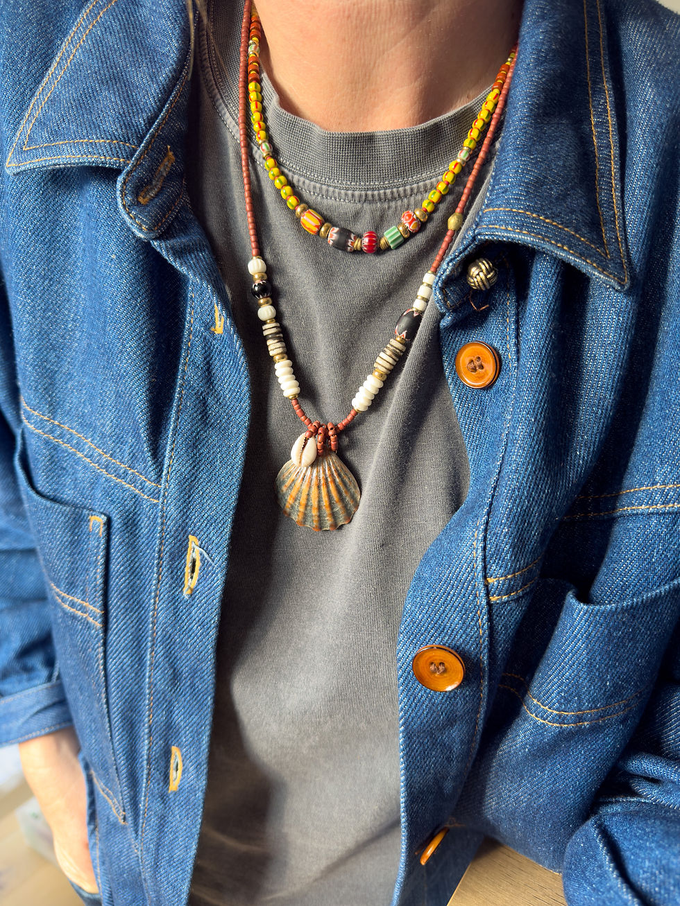 Miniature : Collier en perles heishi jaspe rouge avec perles Miyuki jaunes et chevrons colorés.