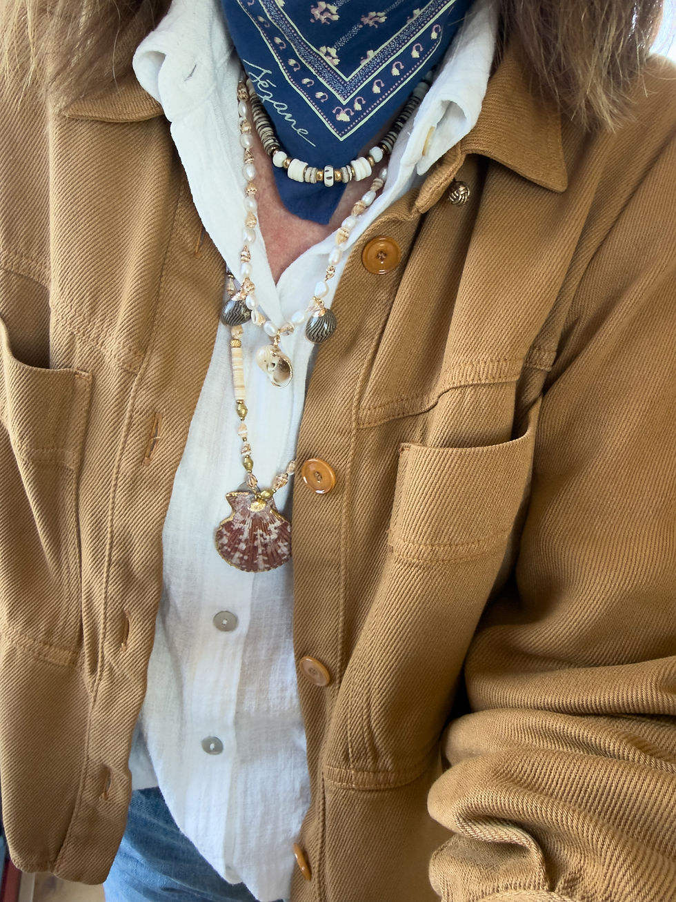 Miniature : COLLIER MARÉE Pendentif escargots naturel, perles coquillages