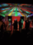 Pessoas em celebração no Festival Raízes Ancestrais.