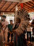 Líder indígena com cocar grande no Festival Raízes Ancestrais