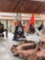 Mulher indígena em ritual no Festival Raízes Ancestrais.
