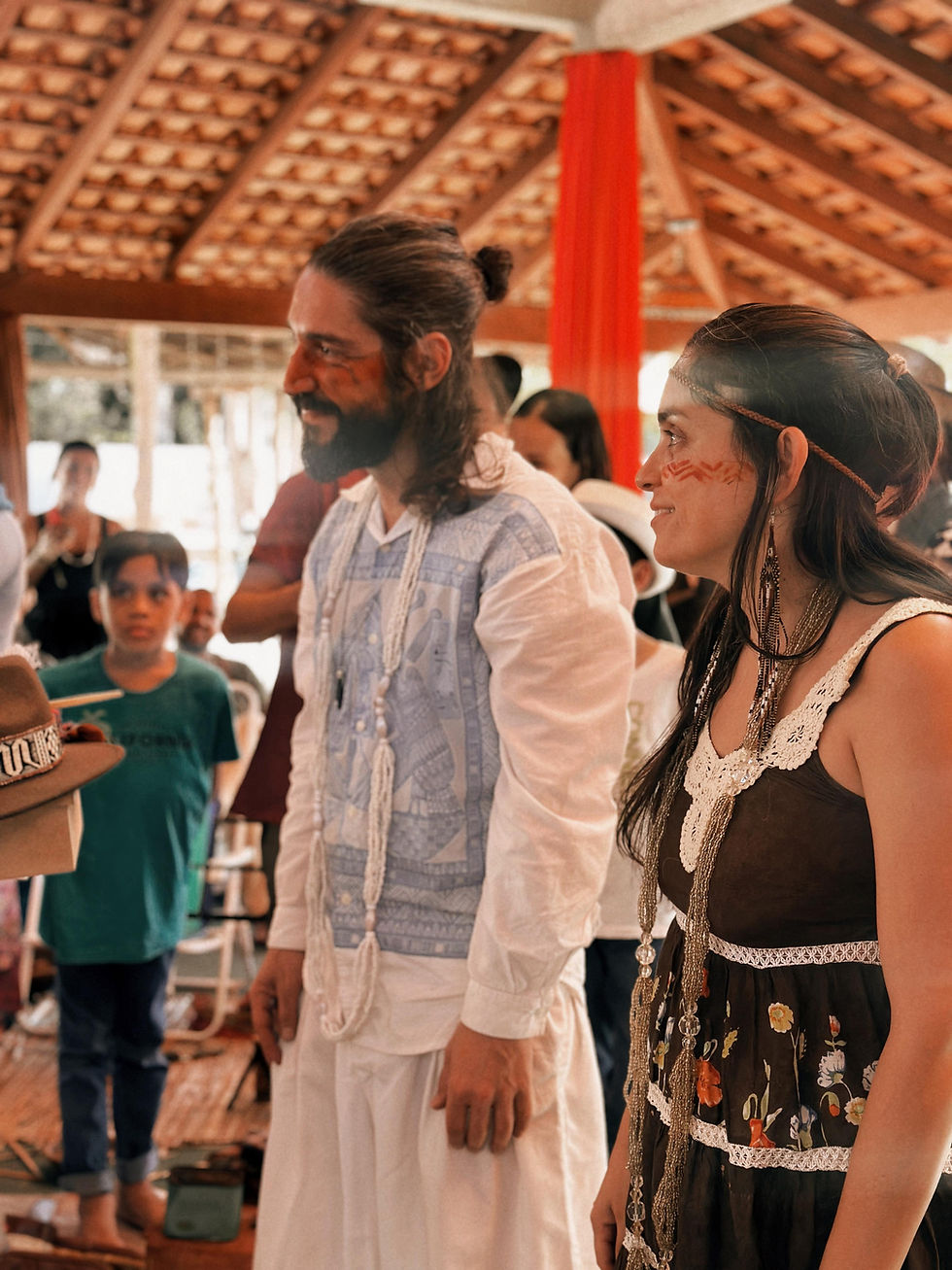 Damaru com vestimentas tradicionais no Festival Raízes Ancestrais.