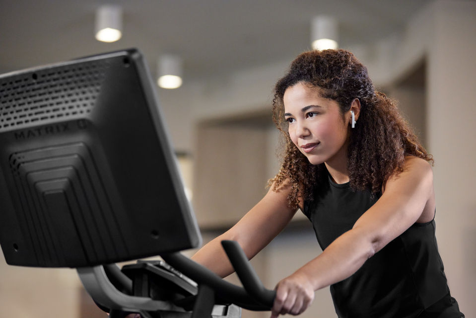 MX23_LIFESTYLE_HOSP DC female VTC hands-on-handlebars side-angle.jpg