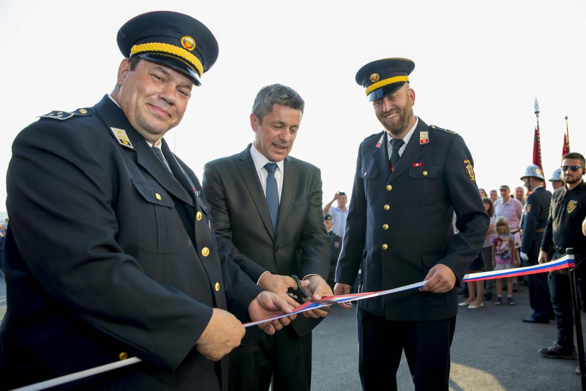 Odprtje Gasilsko-reševalnega centra Postojna: prerez traku z vodstvom gasilske službe, 15. 9. 2018.