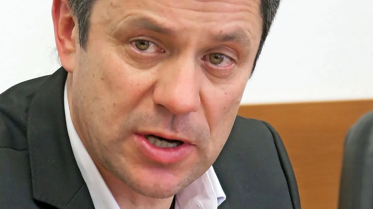 Novoizvoljeni župan med govorom za medije, volilna noč, oktober 2014.