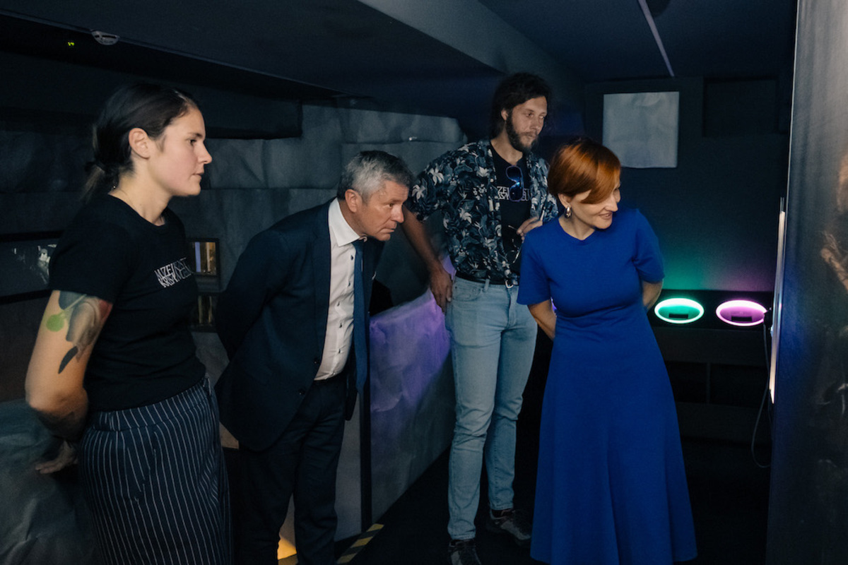 Odprtje prenovljenega Notranjskega muzeja, 5. 9. 2025: ogled nove razstave z muzejskim osebjem in ministrico.