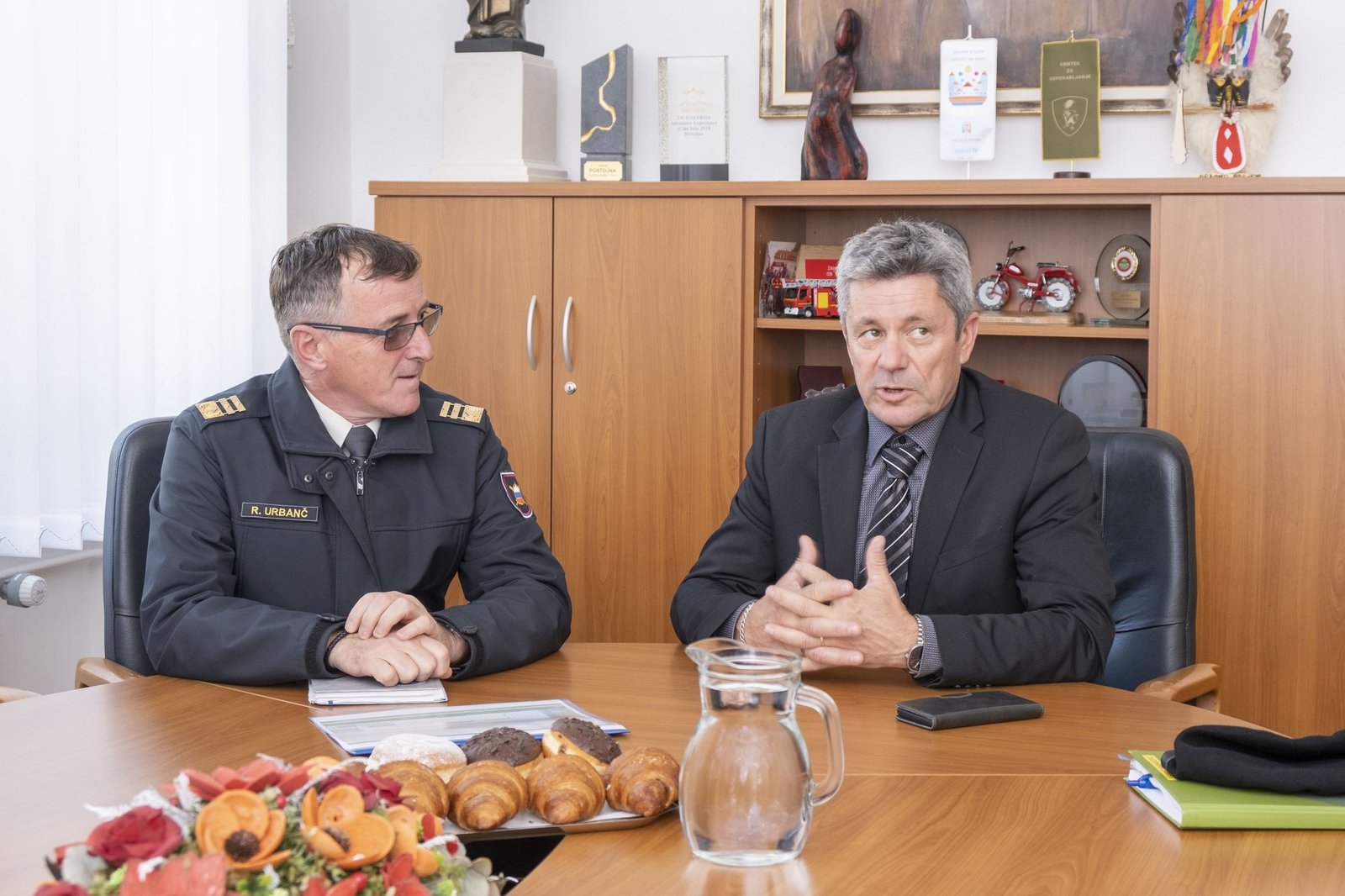 Poveljnik sil Slovenske vojske na obisku v Občini Postojna, 21. 9. 2022: pogovor v županovi pisarni z brigadirjem R. Urbančem.