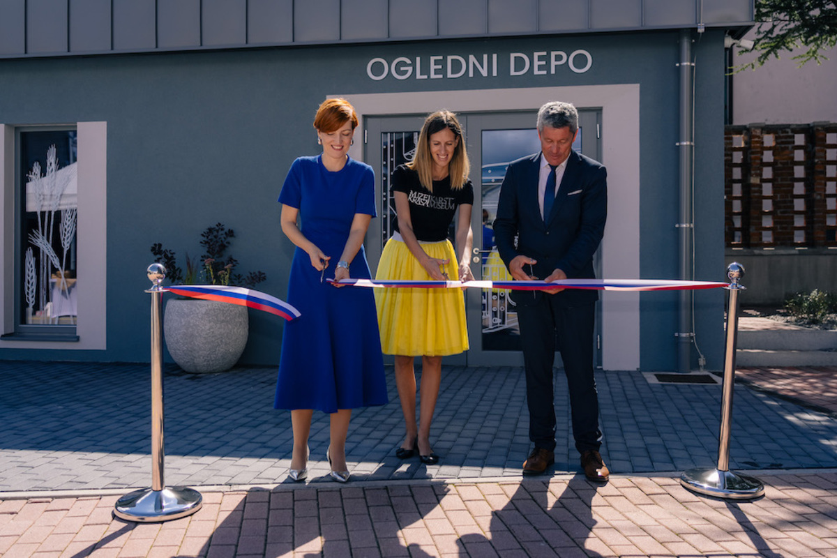 Odprtje Notranjskega muzeja, 5. 9. 2025: prerez traku z ministrico Asto Vrečko in Tino Poljšak.