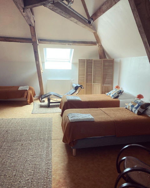 Chambres lits simples, pour accueil de stages et retraites decoration boho chic et épurée et chaleureuse