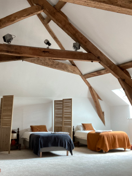 Chambre lits simples pour accueil de stages sous charpente, Deco boho chic apaisante et sereine