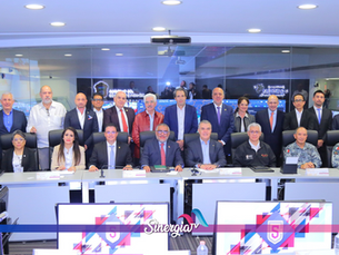 Integrantes del CCE y autoridades de seguridad en reunión en el C5 del Estado de México