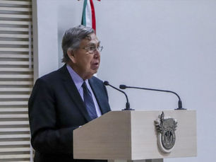 Cuauhtémoc Cárdenas ofreciendo conferencia sobre democracia en México en el Tec de Monterrey Toluca.