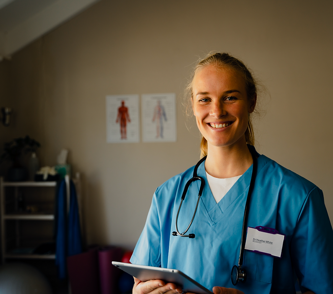 Avspänd läkare redo att träffa patienter