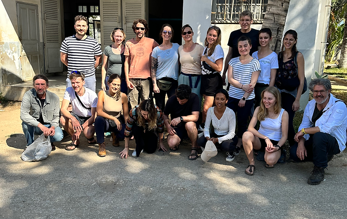 menschen stehen in zwei Reihen und lachen in die Kamera, Smile4 Madagaskar Team