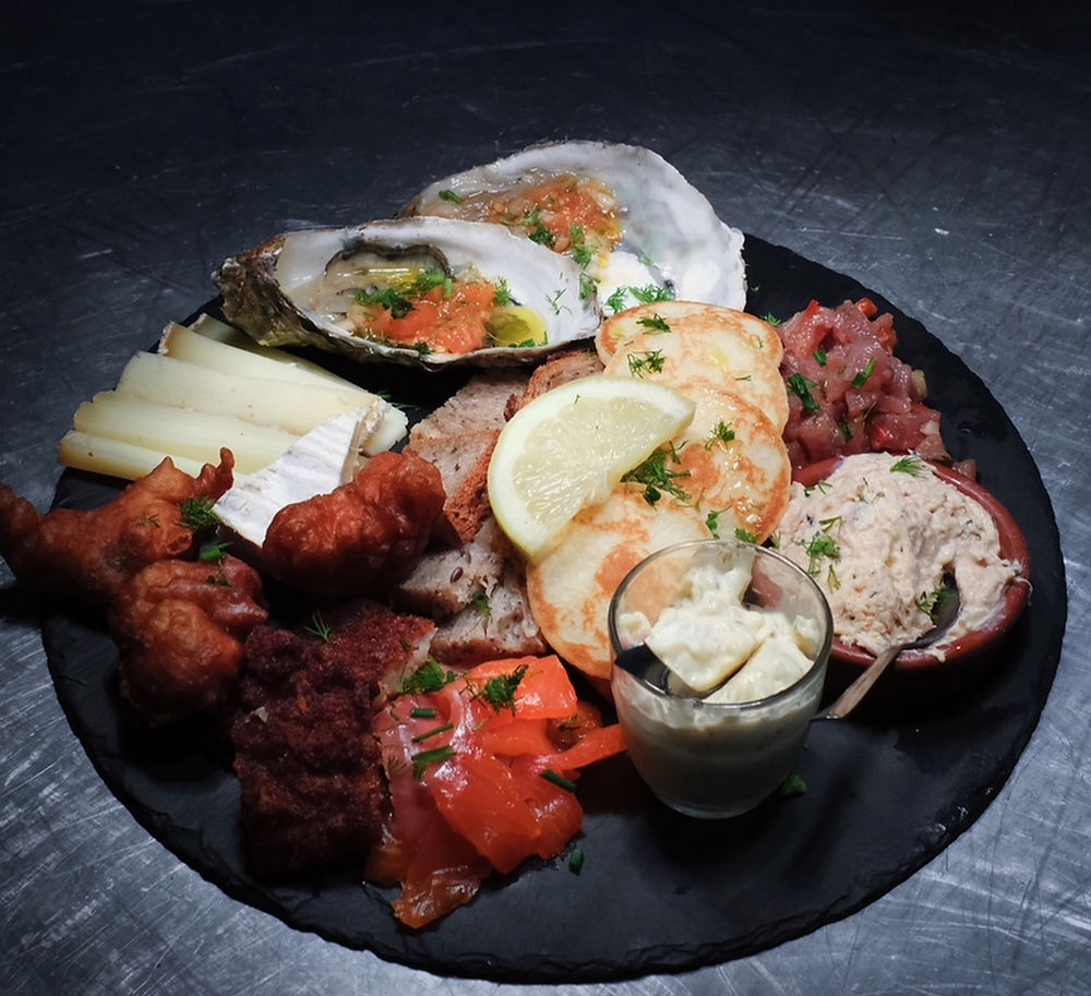 planche à partager comprenant des tapas de la mer frais, de saison et locaux