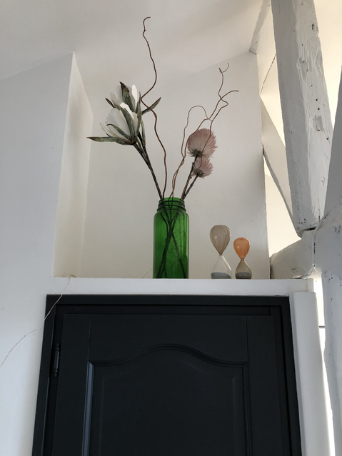 Aménagement & décoration d’une cuisine ouverte sur le salon, placard, vase, décoration