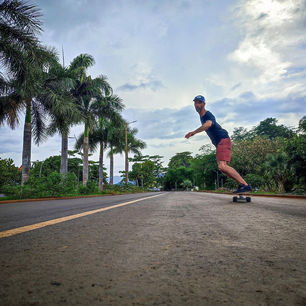 Un pratiquant de surfskate