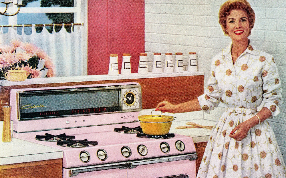 Mulher cozinhando anos 50