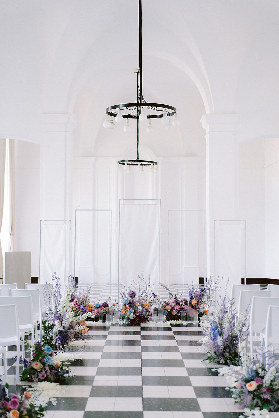 Salle Saint-Norbert de l'Abbaye des Prémontrés décorée et préparée pour une cérémonie laïque de mariage