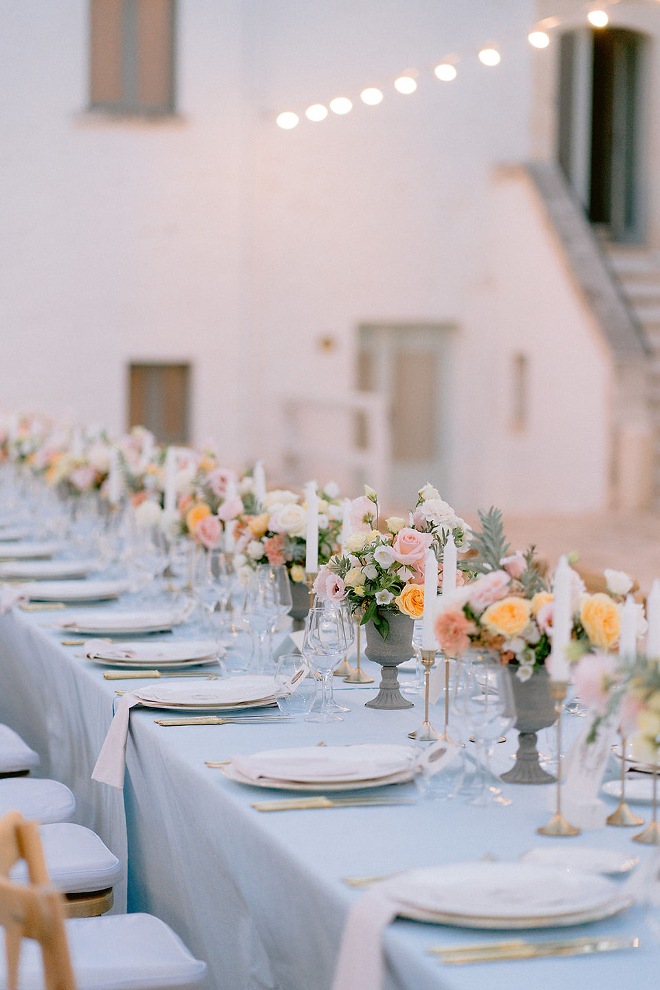Détail des bouquets dressés sur une table de mariage