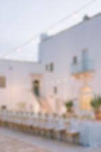 Une table de mariage est dressée devant une masseria lors d'un Destination Wedding en Italie