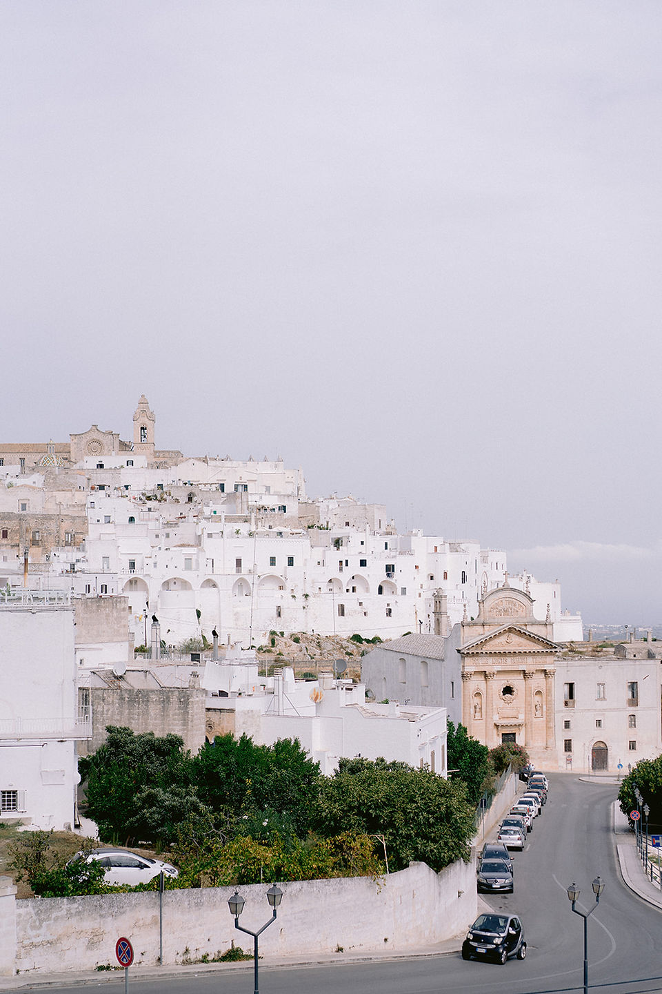 vue d'Ostunie prise lors d'un destination wedding en Italie