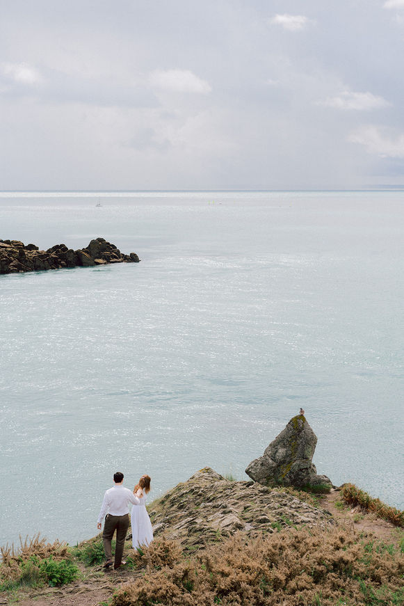 Un couple marche en bord de mer près de Pornic