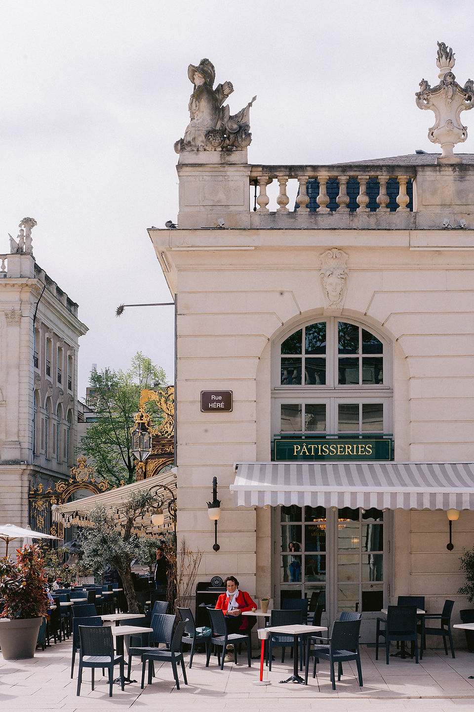 Façade d'un des cafés de la Place Stanislas à Nancy