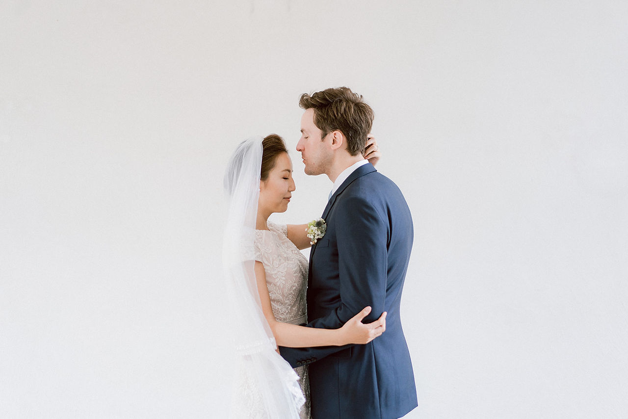 Un couple de mariés enlacés