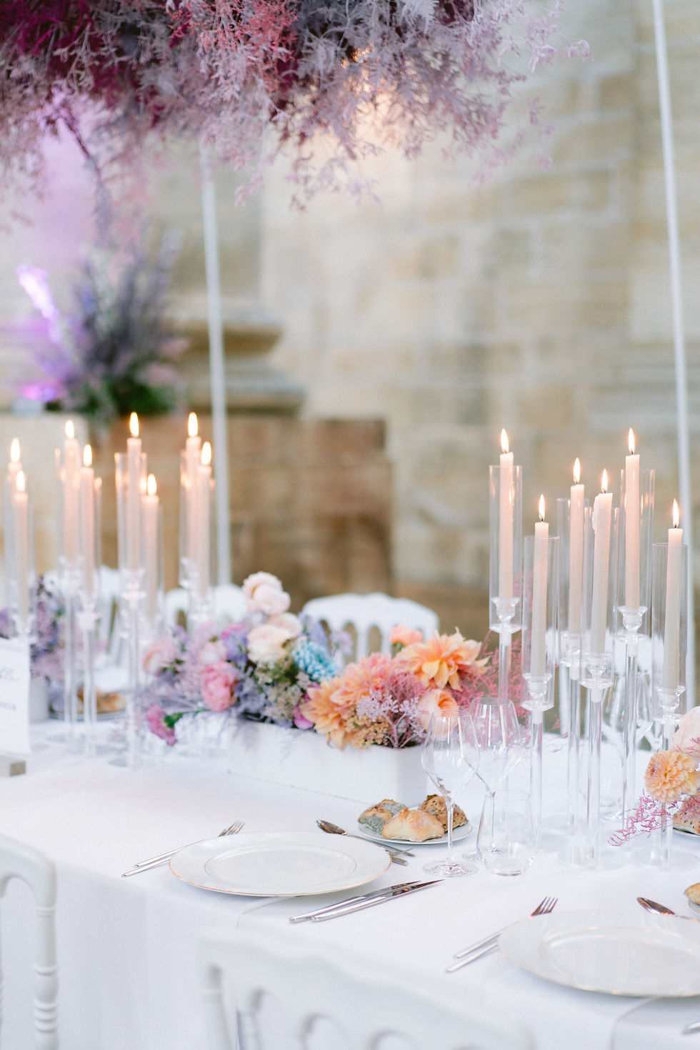 photo de détails de la table d'honneur des mariés décorée dans des teintes oranges et lavande