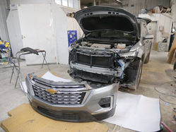 Crew working on auto body repair at Phoenix Collision in Springfield, IL.