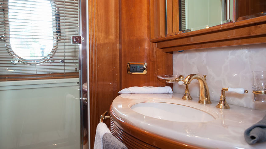 116 Azimut with Jacuzzi 39