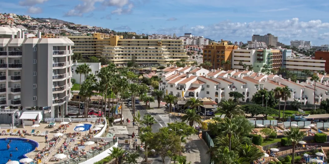 Vista panorámica de la costa de Adeje con hoteles de lujo