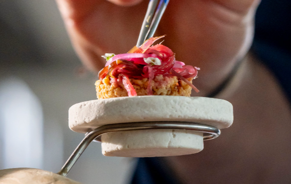 Plato gourmet con ingredientes locales en restaurante de Adeje