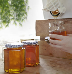 Verser du miel dans un pot