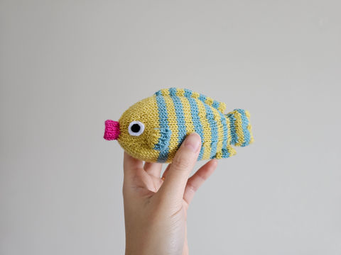 Kissing Fish Knitting Pattern
