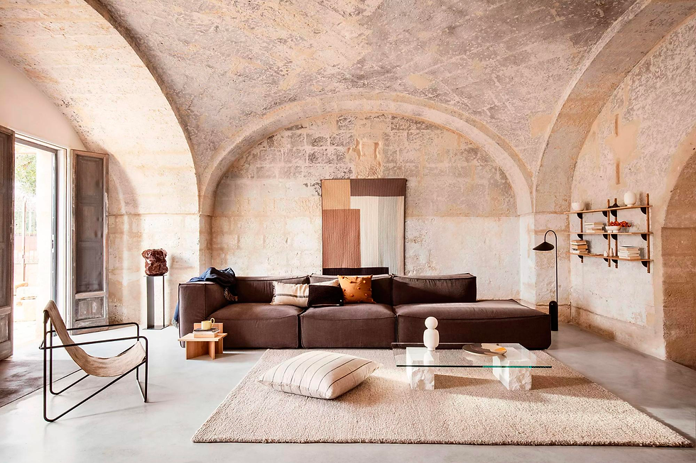 Датский дизайнерский бренд Ferm Living в своем лукбуке рассказывает о красоте скандинавской сдержанности в средиземноморской обстановке. Землистые тона, органические формы и скульптурные линии, а также естественный свет подчеркивают атмосферу мягкого минимализма.