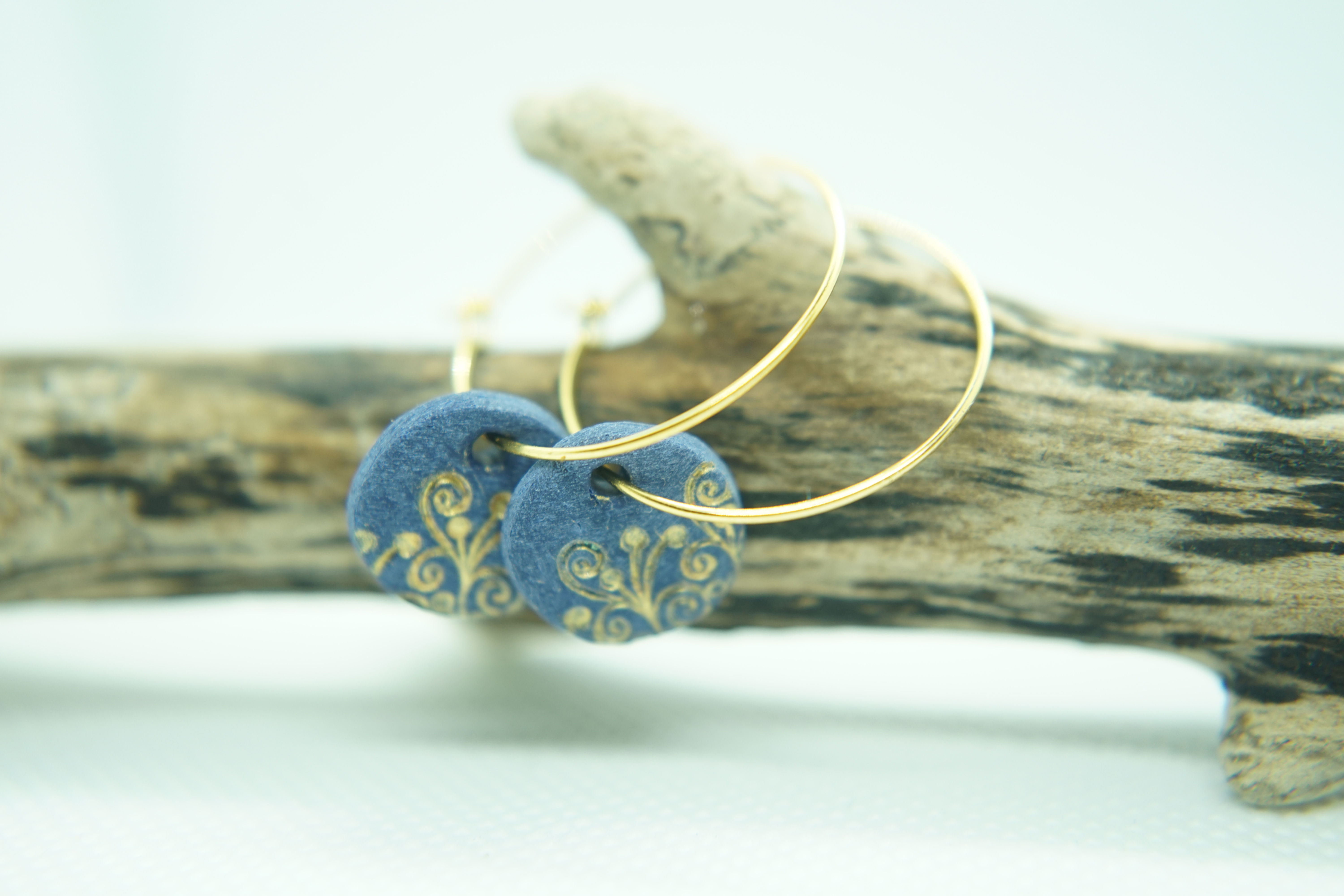 Creolen mit dunkelblau-goldenem Anhänger