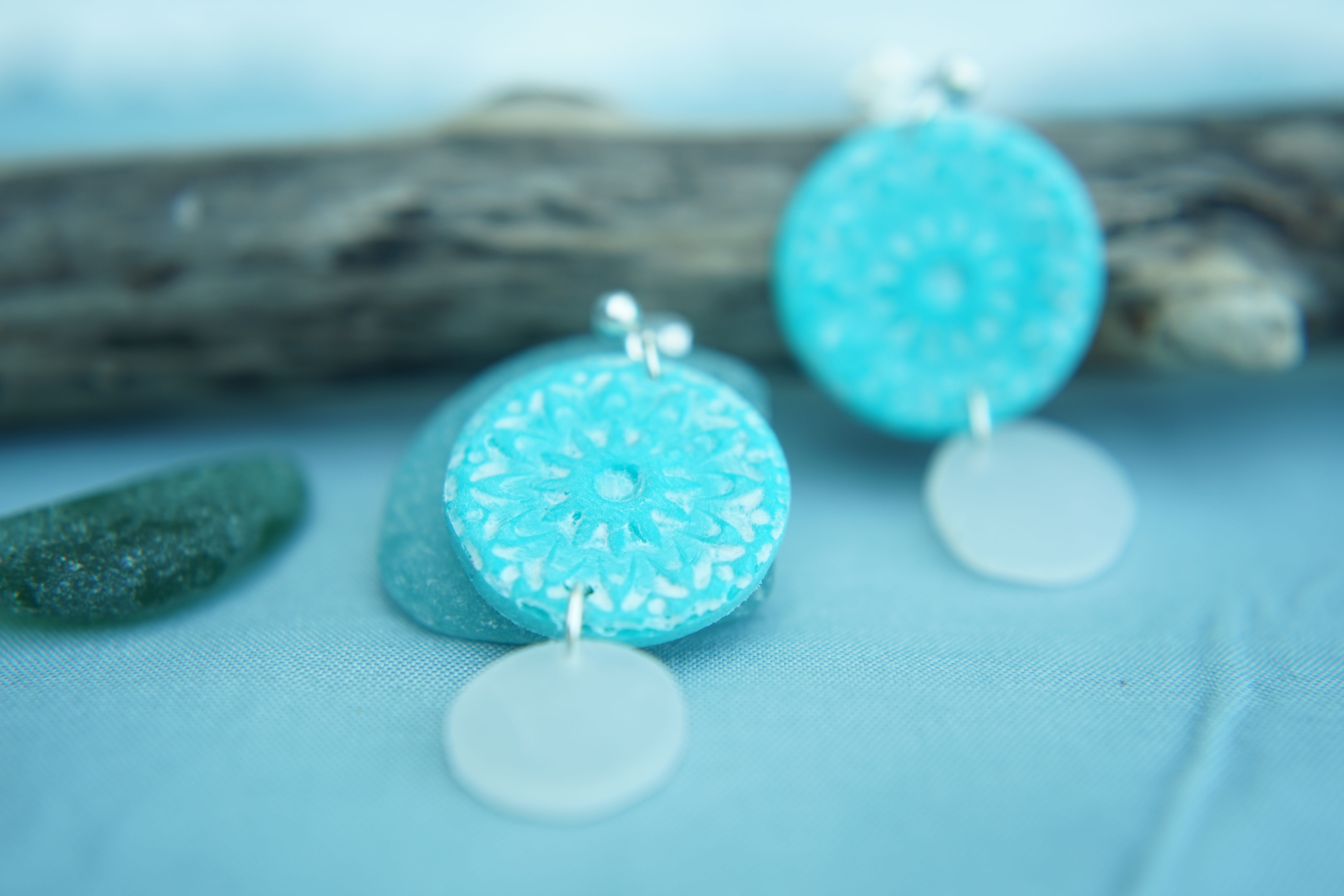 Türkis mit Weiß und Upcyclingperle