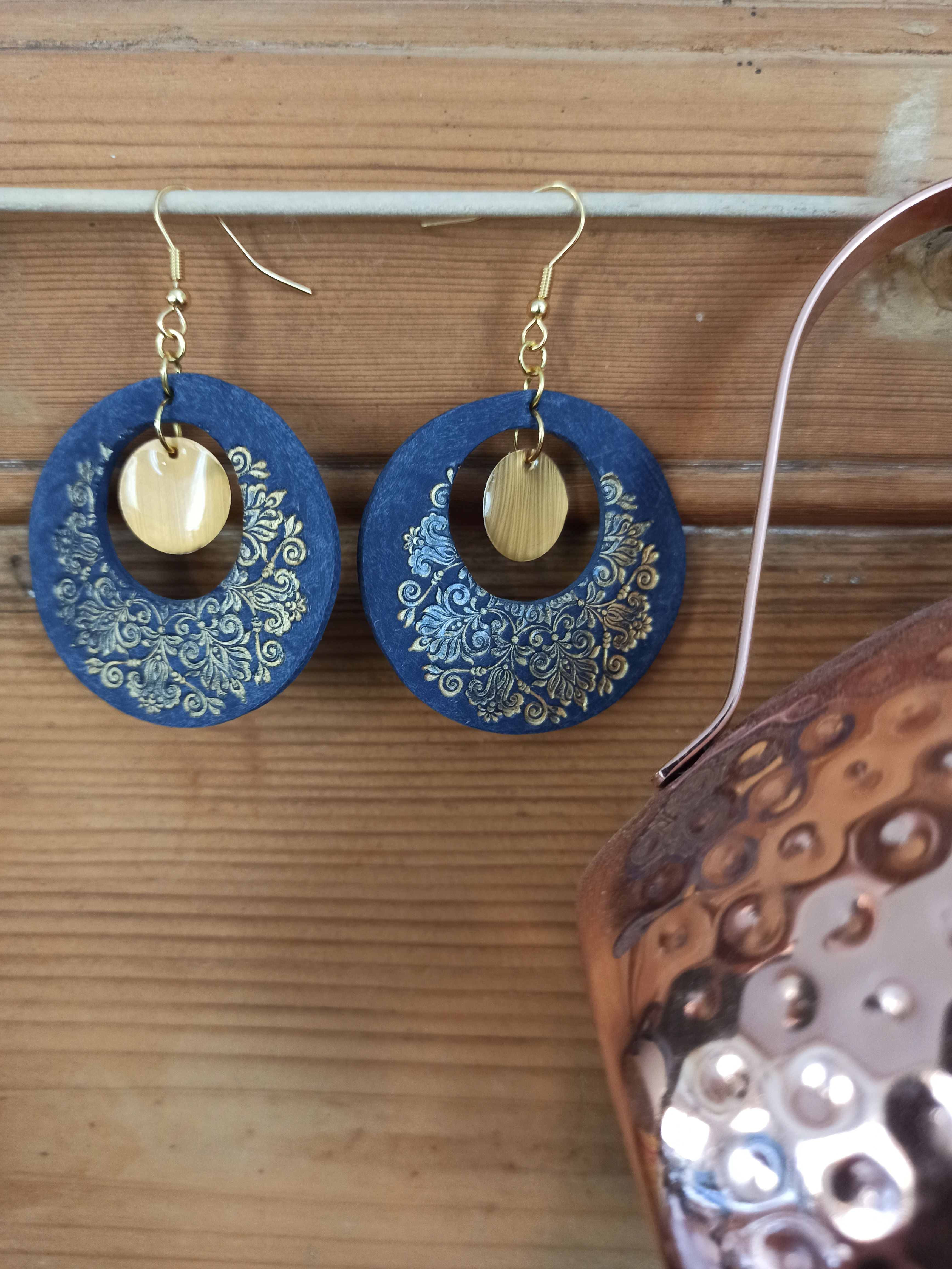 dunkelblau-goldene Creolen mit Upcycling Paillette