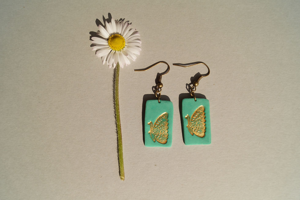 Goldener Schmetterling in mintgrün mit Edelstahl Ohrstecker
